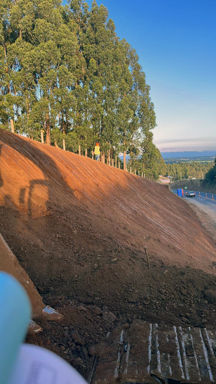 Rebaje y Perfilación de Cuesta en Carretera